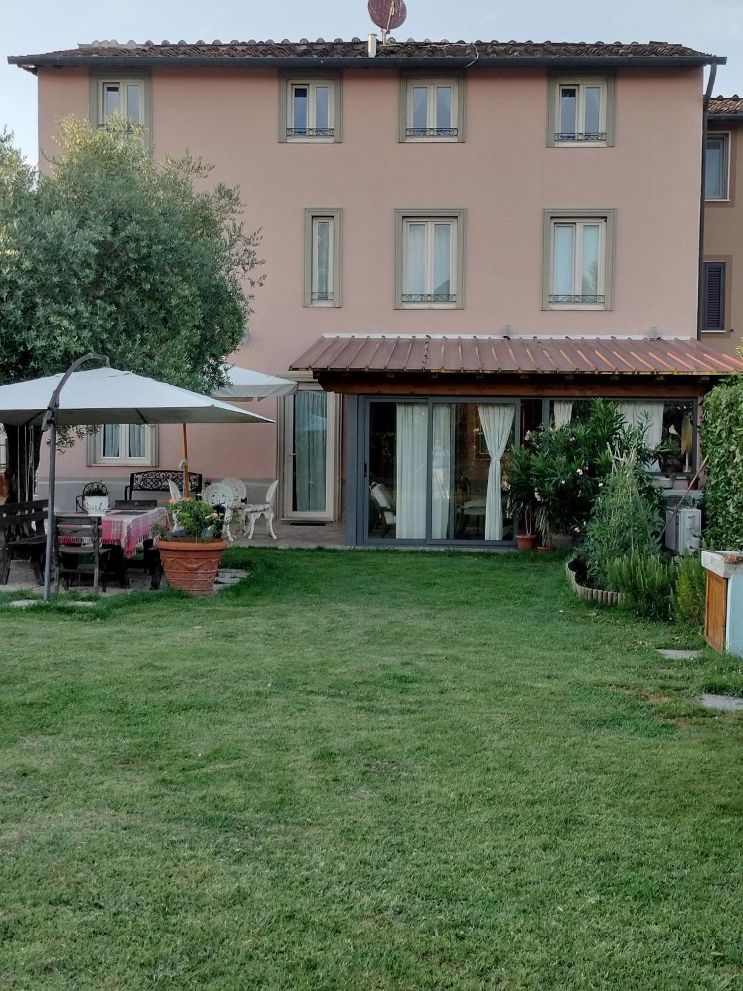 B&B La Rosa Nel Verde Lukka Zewnętrze zdjęcie